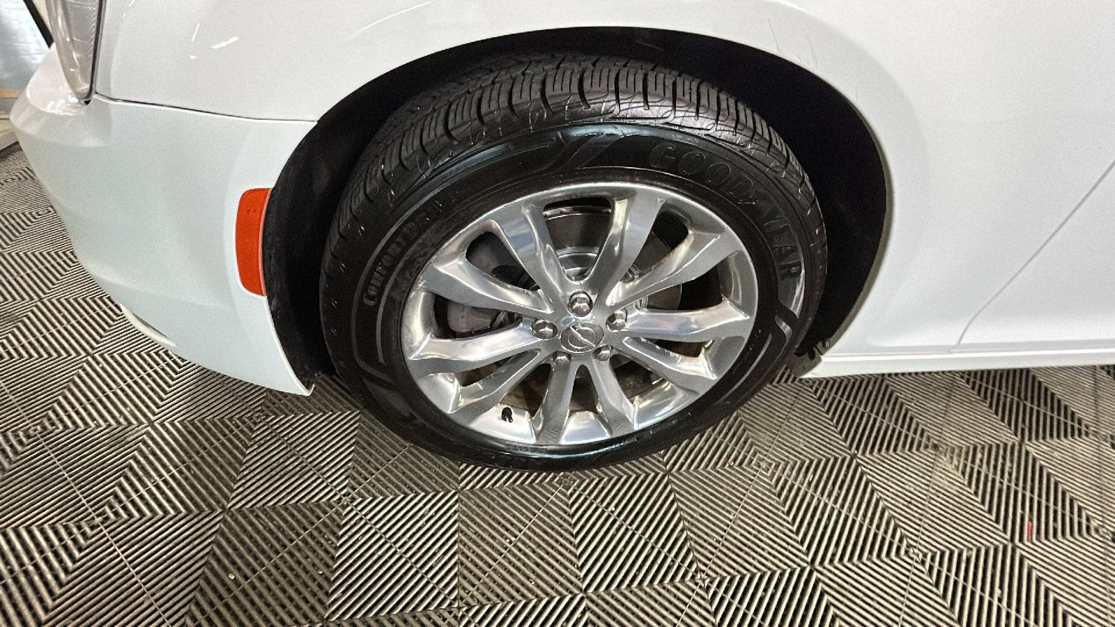 Used 2018 Chrysler 300 Limited AWD/4WD image 10