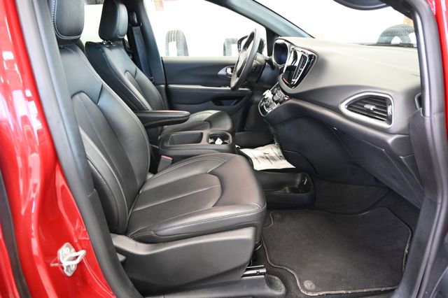 Used 2025 Chrysler Pacifica Select FWD image 11