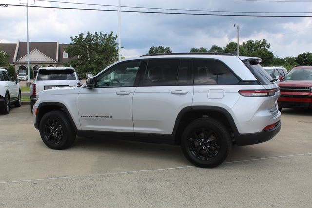 Used 2025 Jeep Grand Cherokee Altitude AWD/4WD image 3
