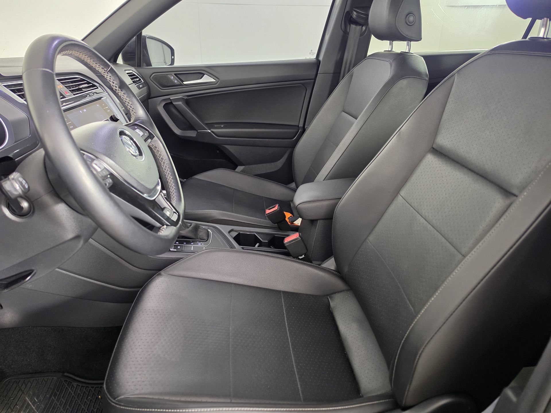 Used 2020 Volkswagen Tiguan SE R-Line FWD image 6