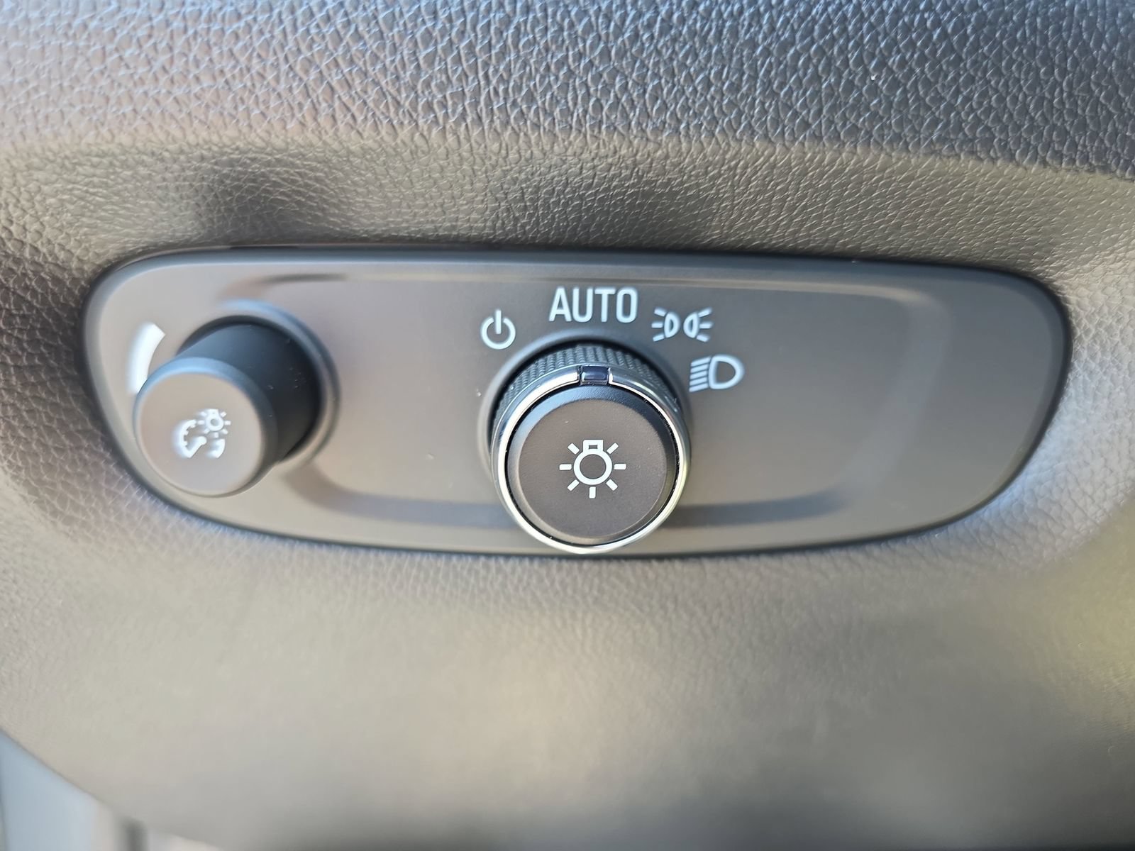 Used 2023 Chevrolet Traverse Premier FWD image 27