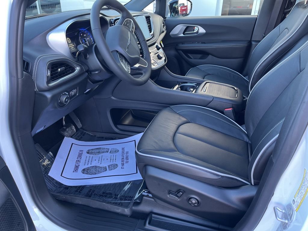 New 2026 Chrysler Pacifica Limited image 12