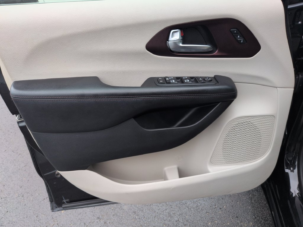 Used 2020 Chrysler Pacifica Limited FWD image 10
