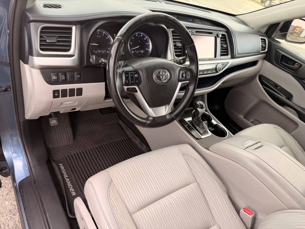 Used 2017 Toyota Highlander Plus w/ Carpet Mat Package FWD image 19