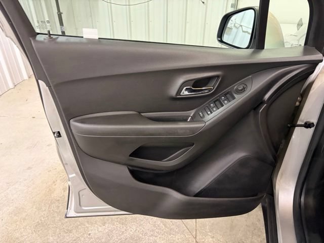 Used 2020 Chevrolet Trax LT w/ LT Convenience Package AWD/4WD image 30