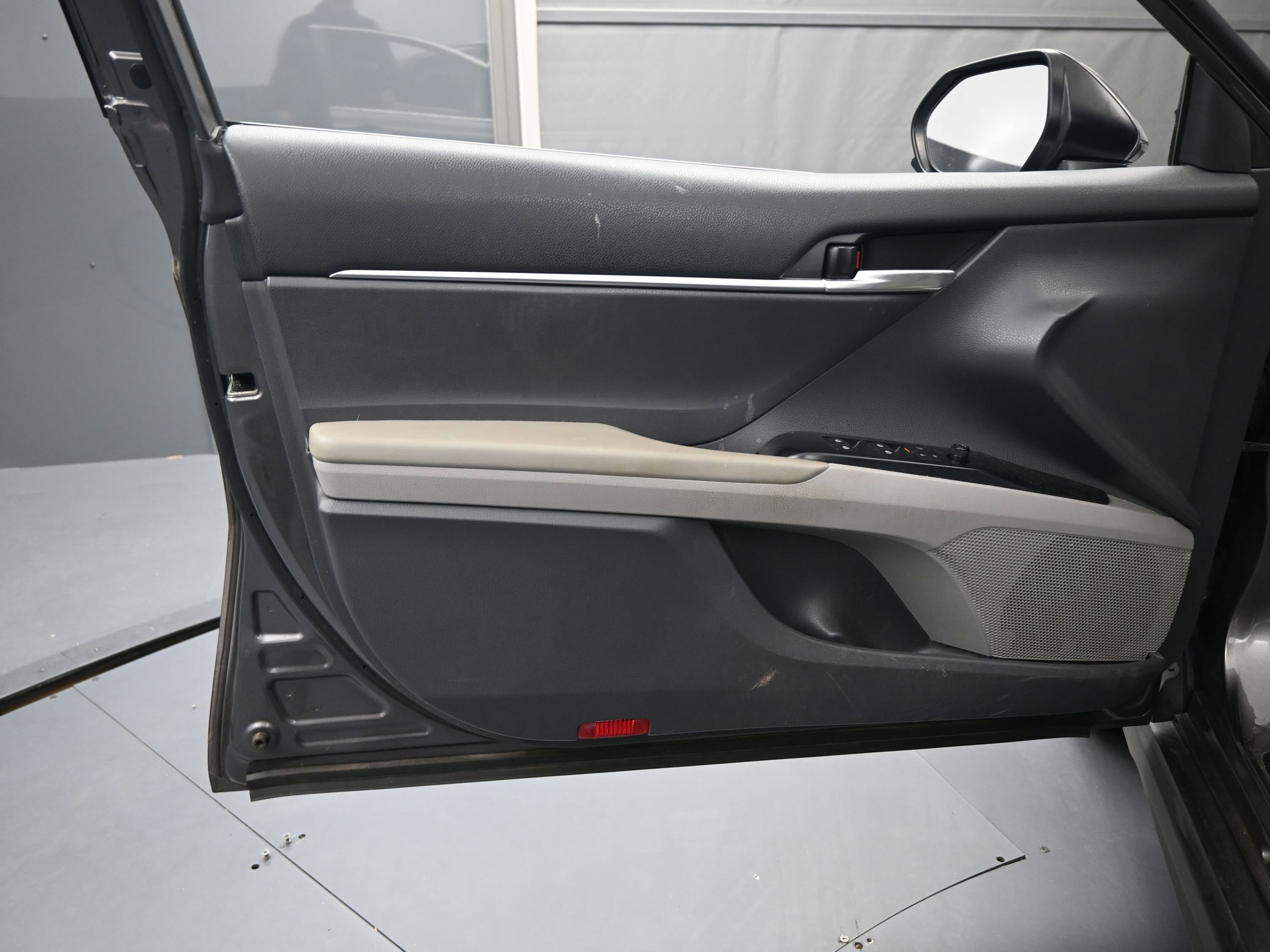 Used 2020 Toyota Camry SE image 14