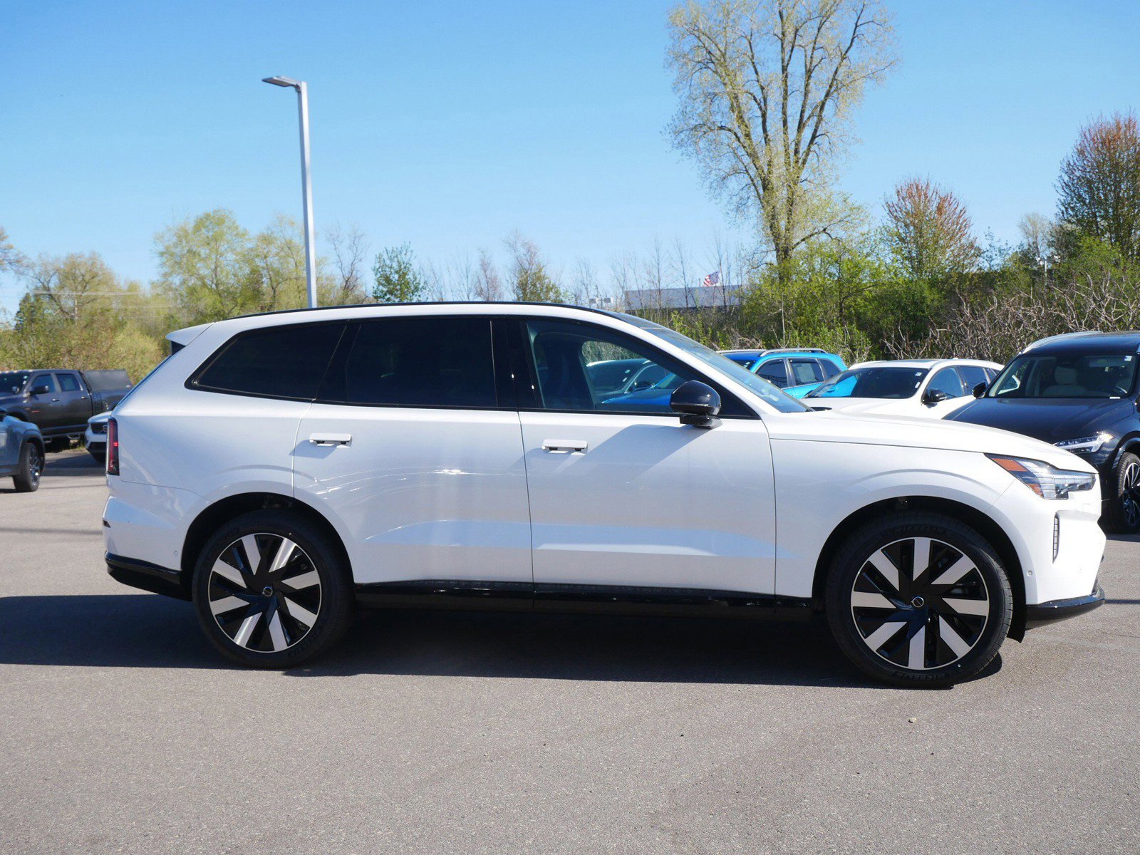 New 2026 Volvo EX90 Plus AWD/4WD image 2