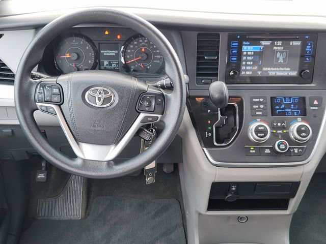 Used 2017 Toyota Sienna LE image 19