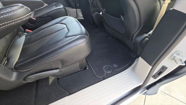 Certified 2024 Chrysler Pacifica Touring-L FWD image 16