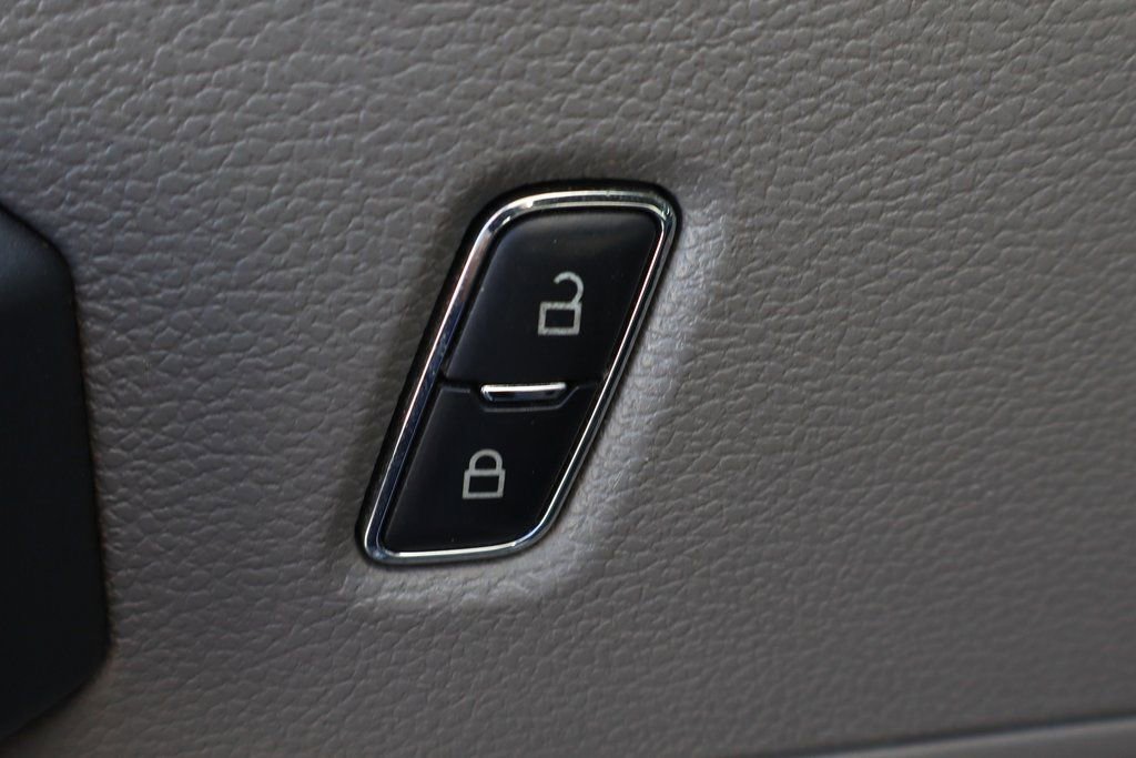 Used 2017 Ford F550 2WD Regular Cab Super Duty image 24