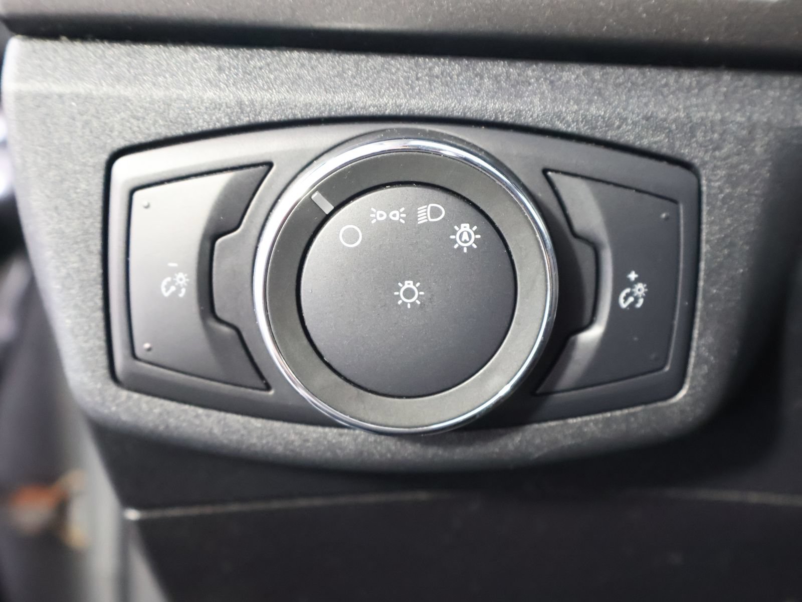 Used 2020 Ford Fusion SE FWD image 33