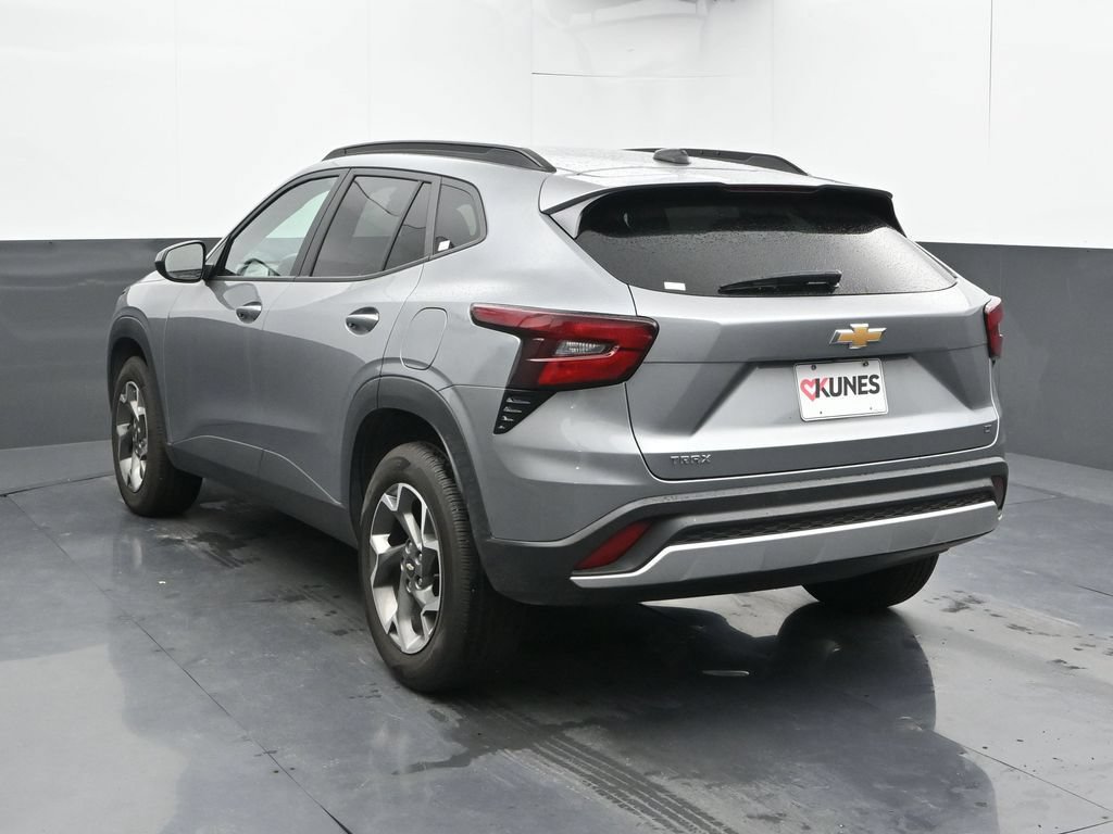 Used 2025 Chevrolet Trax LT FWD image 11