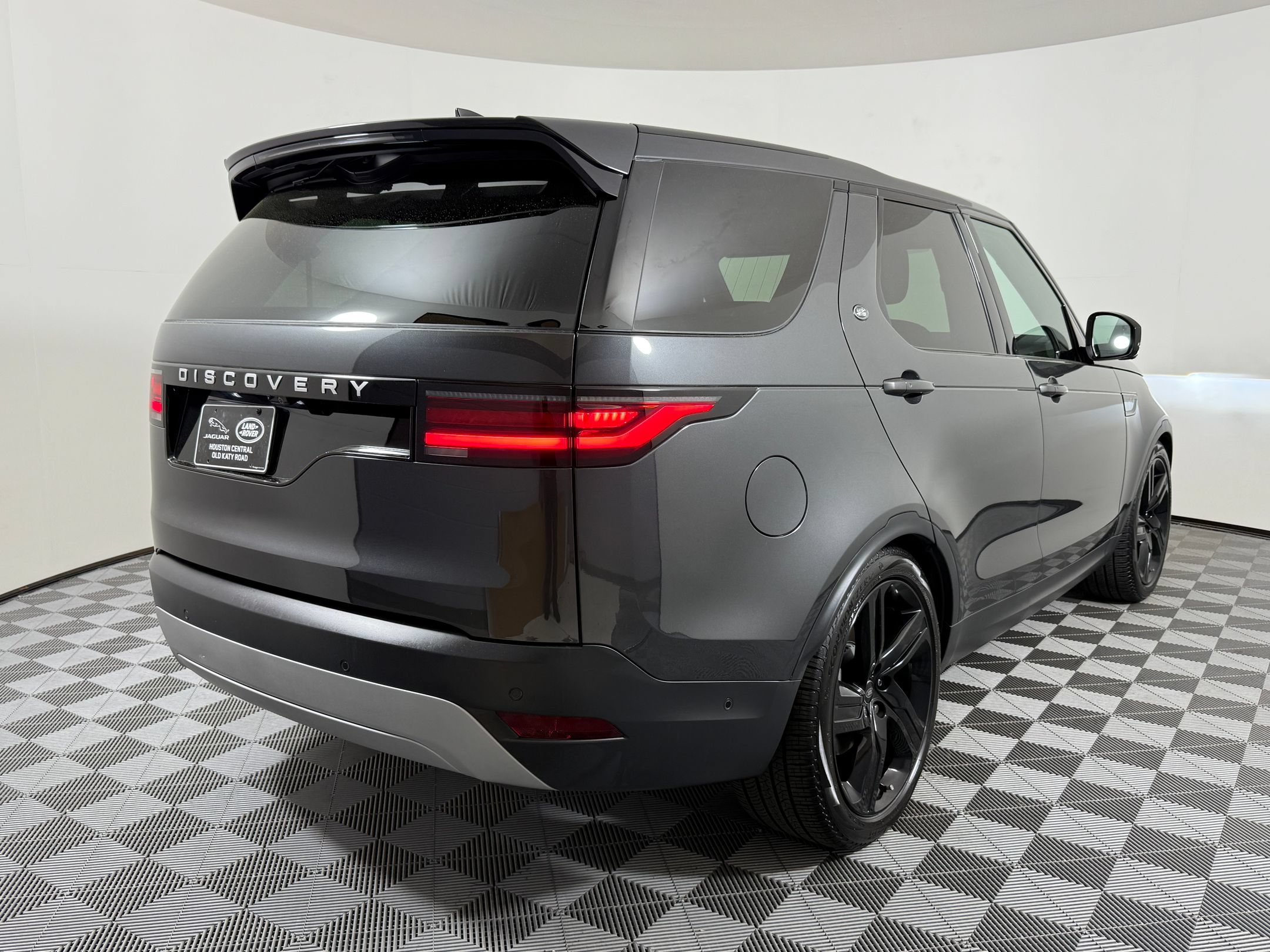 Used 2025 Land Rover Discovery S AWD/4WD image 9