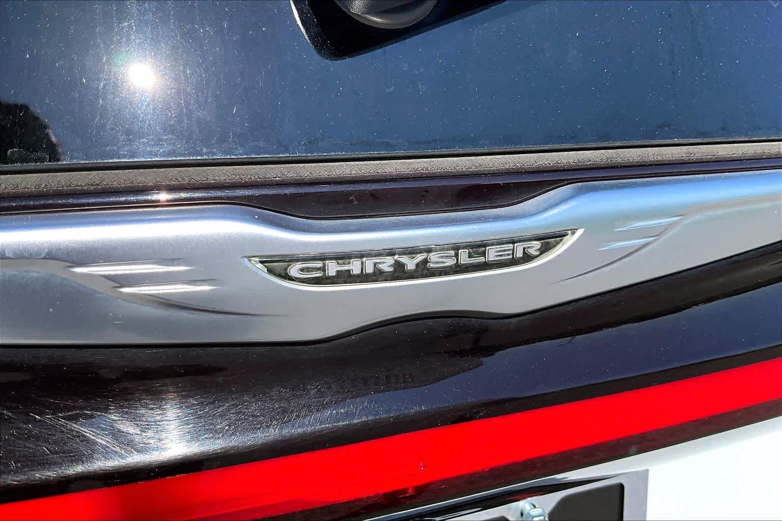 Used 2023 Chrysler Pacifica Touring-L FWD image 10