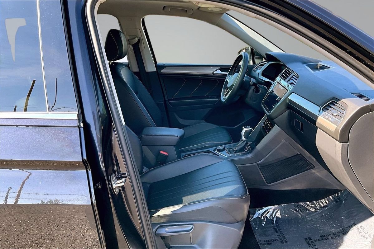 Used 2023 Volkswagen Tiguan SE w/ Panoramic Sunroof Package AWD/4WD image 13
