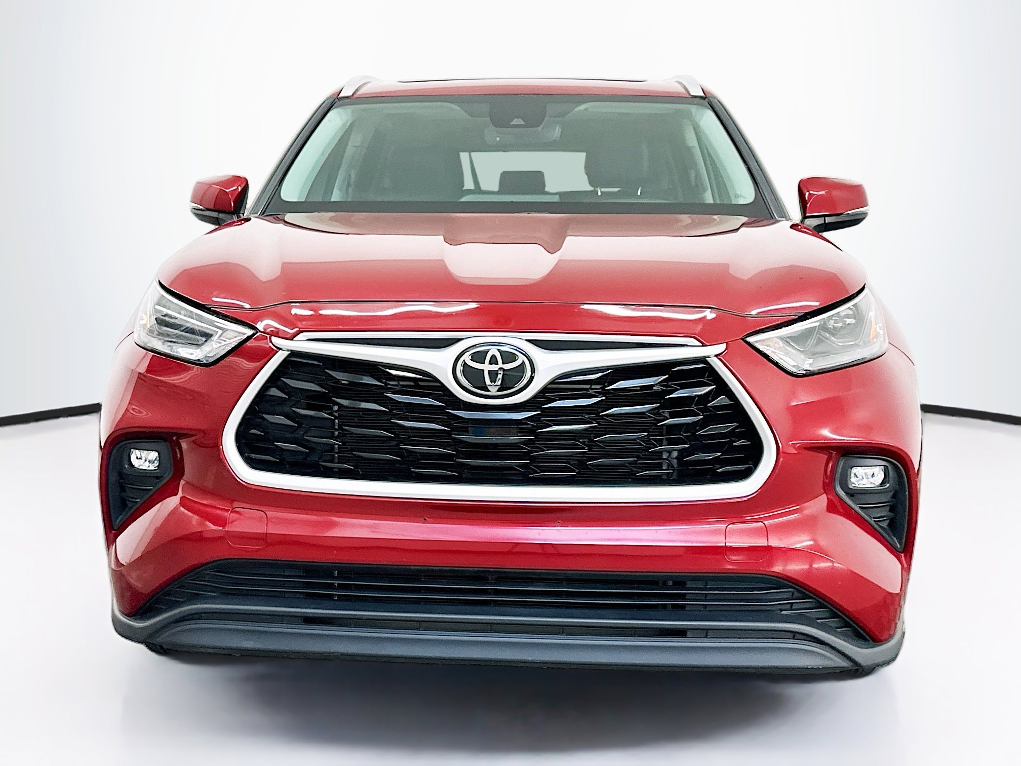 Used 2023 Toyota Highlander XLE image 2