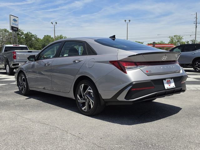 Used 2025 Hyundai Elantra Sport FWD image 4