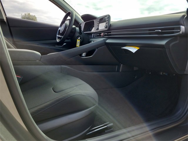 New 2025 Hyundai Elantra SE image 16