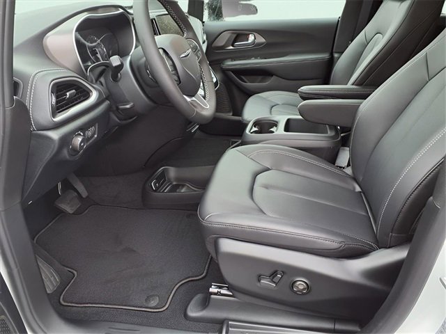 New 2026 Chrysler Pacifica Select image 13
