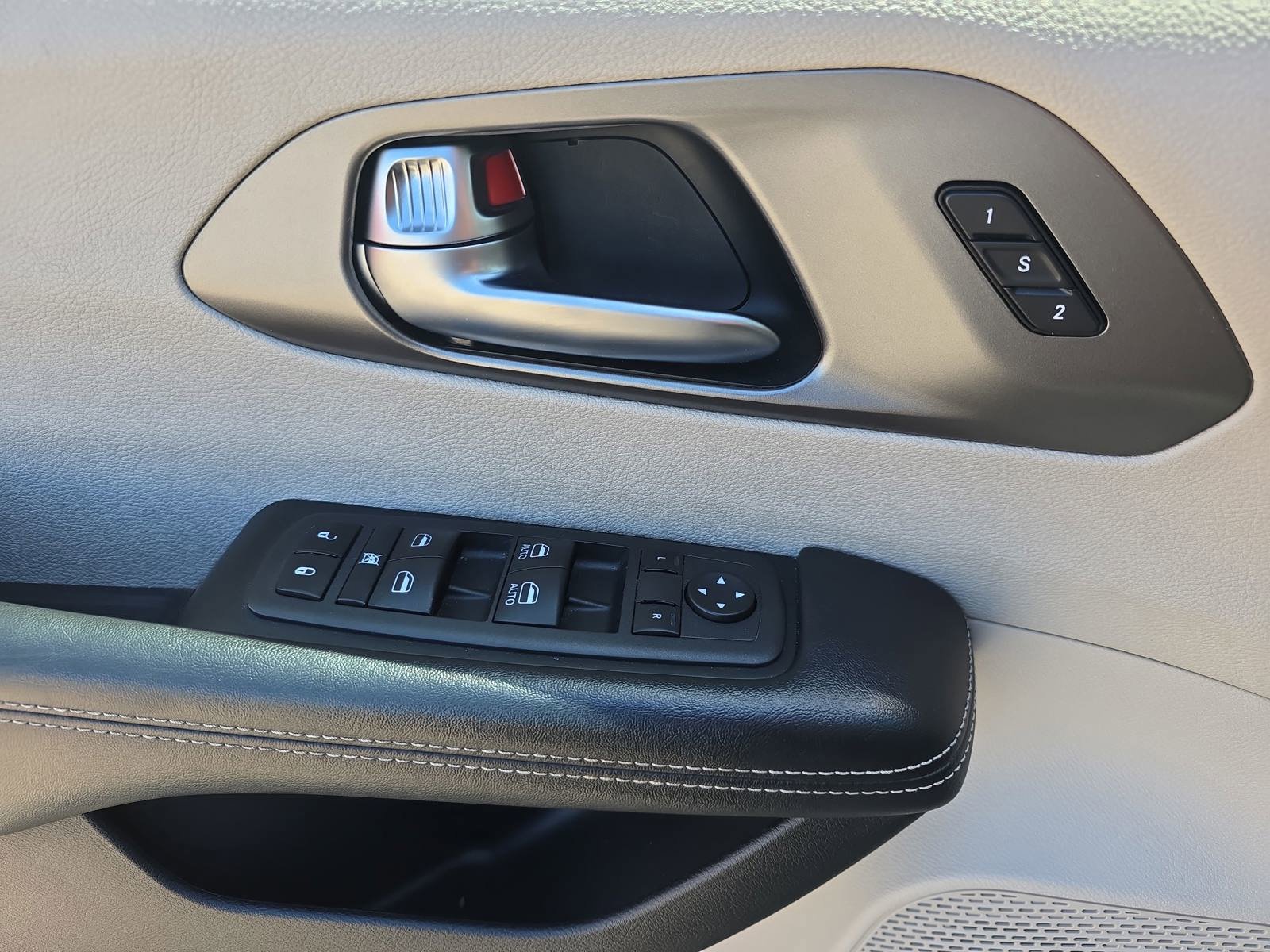 Used 2022 Chrysler Pacifica Touring-L FWD image 30