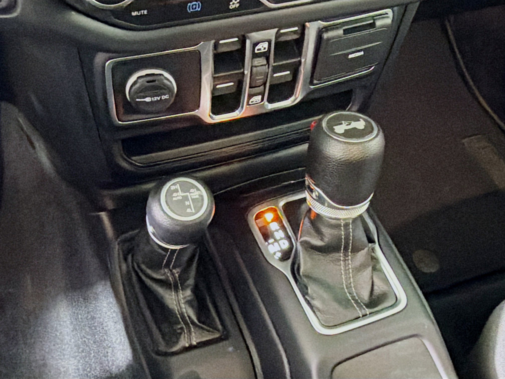 Used 2024 Jeep Wrangler Unlimited Sahara AWD/4WD image 24
