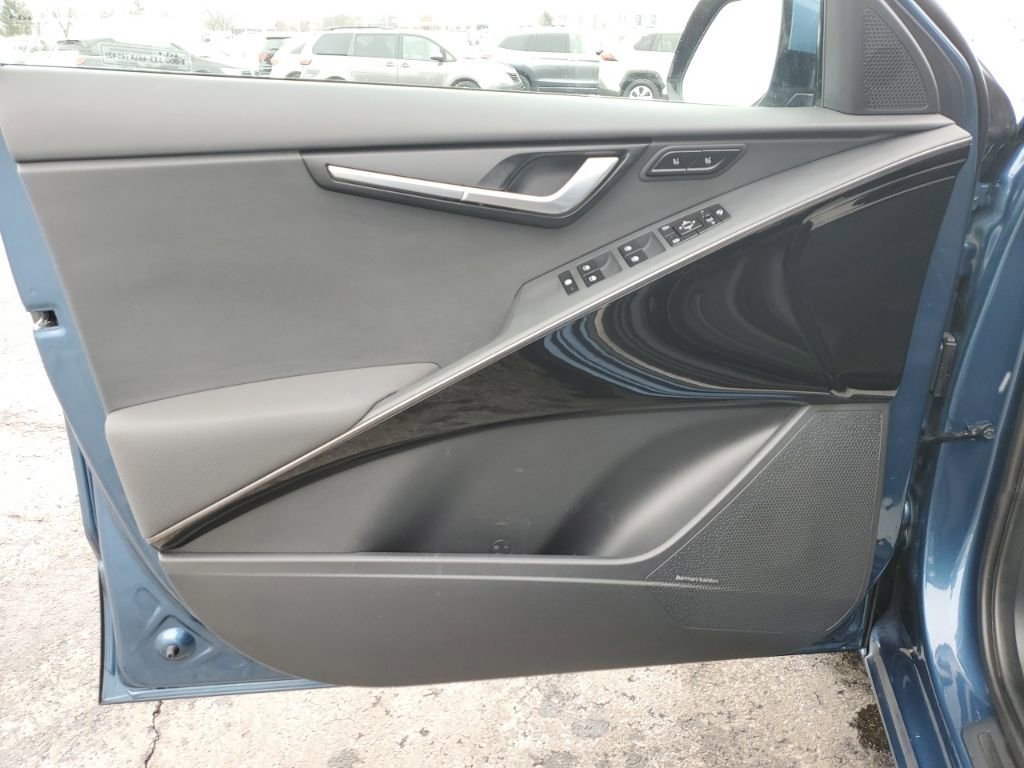 Used 2023 Kia Niro SX Touring image 34