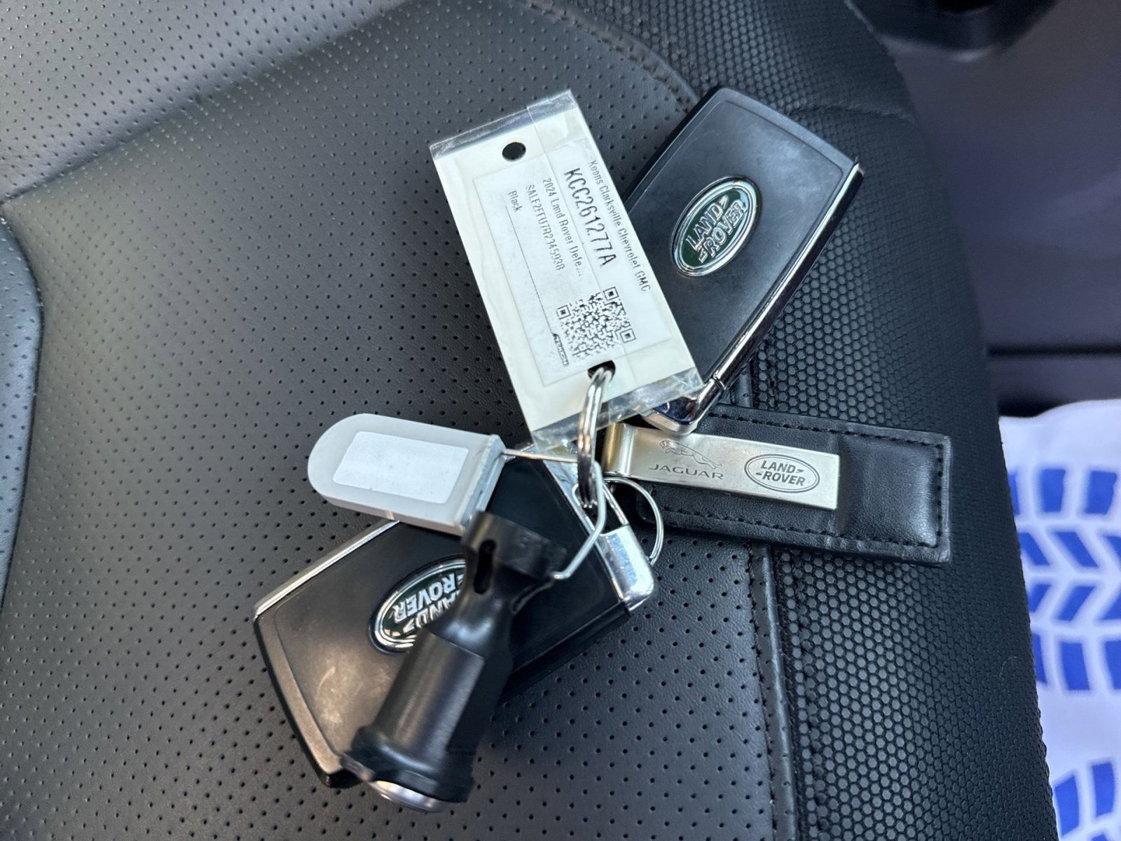 Used 2024 Land Rover Defender 130 X-Dynamic SE image 25