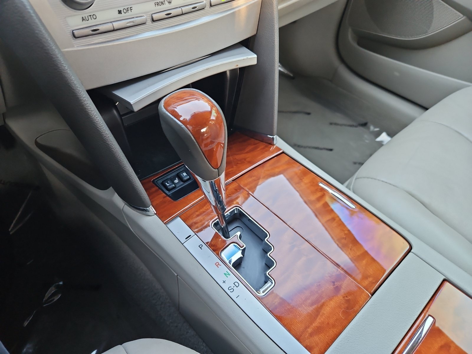 Used 2011 Toyota Camry XLE w/ SE/XLE Extra-Value Pkg FWD image 22