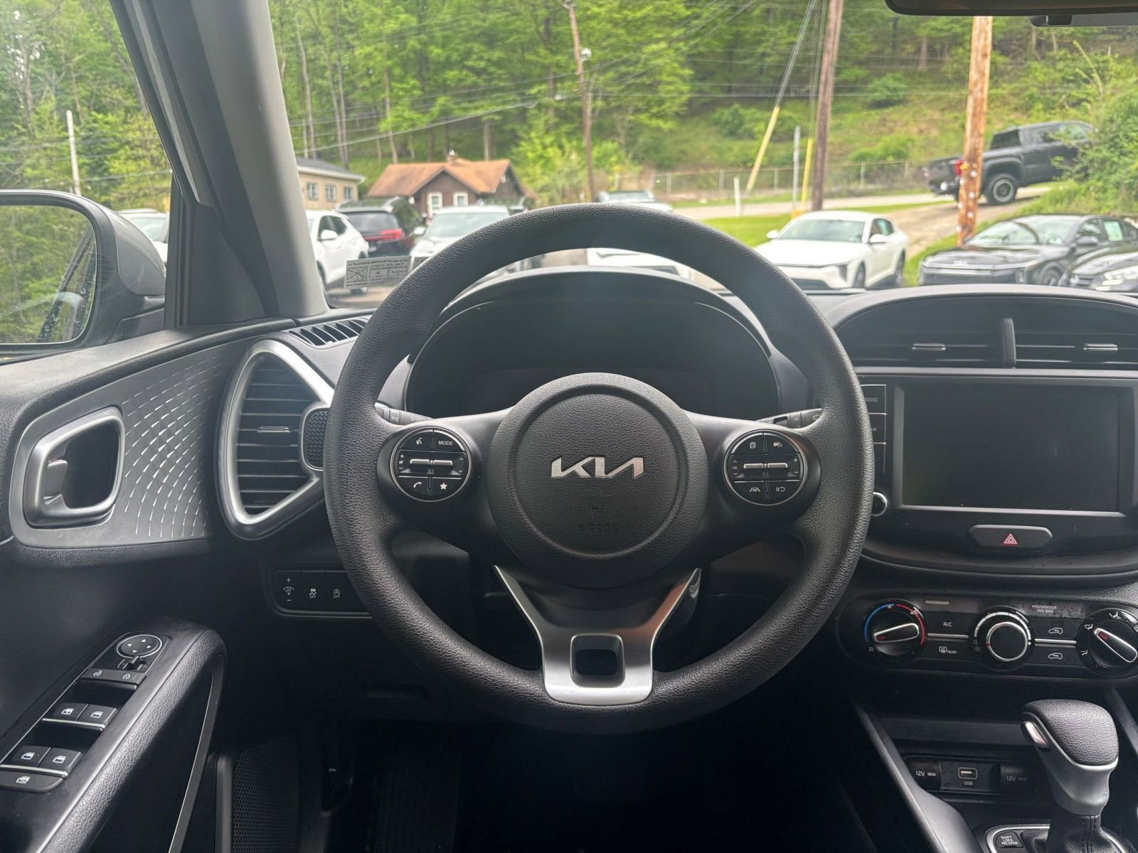 Used 2025 Kia Soul LX w/ LX Technology Package FWD image 32