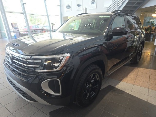 New 2025 Volkswagen Atlas Peak Edition SE image 4