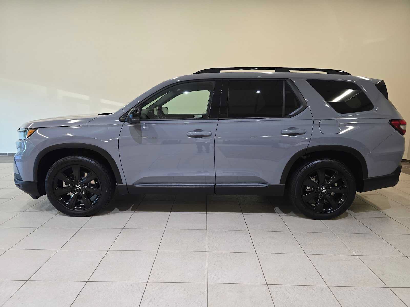 Used 2025 Honda Pilot Black Edition image 3