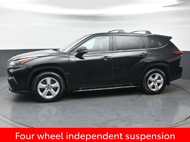 Used 2023 Toyota Highlander LE AWD/4WD image 2
