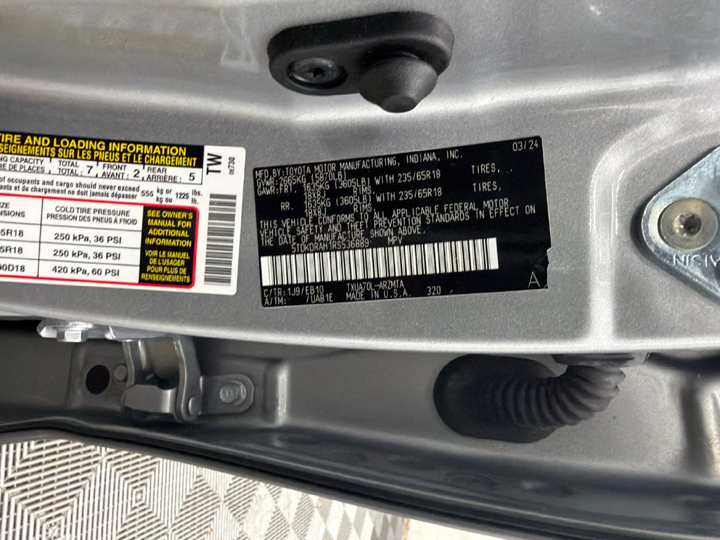 Used 2024 Toyota Highlander XLE FWD image 34