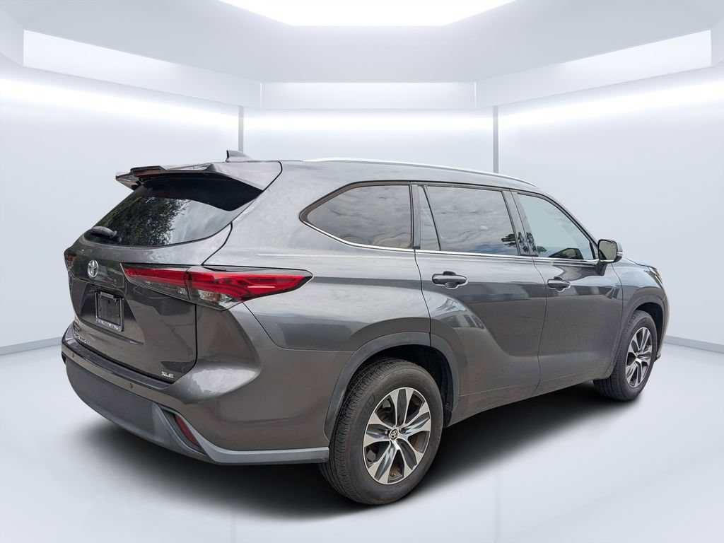 Used 2022 Toyota Highlander XLE FWD image 4