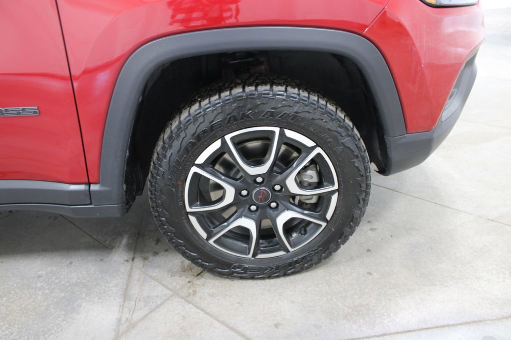 Used 2025 Jeep Compass Trailhawk AWD/4WD image 39