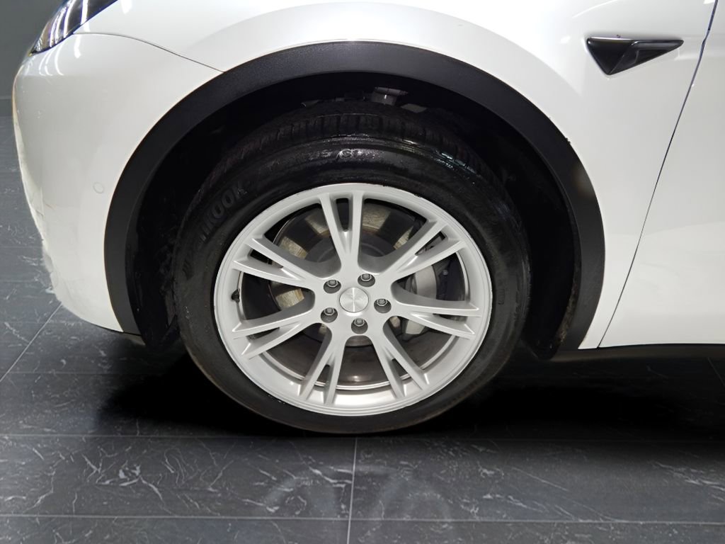 Used 2022 Tesla Model Y Long Range image 10