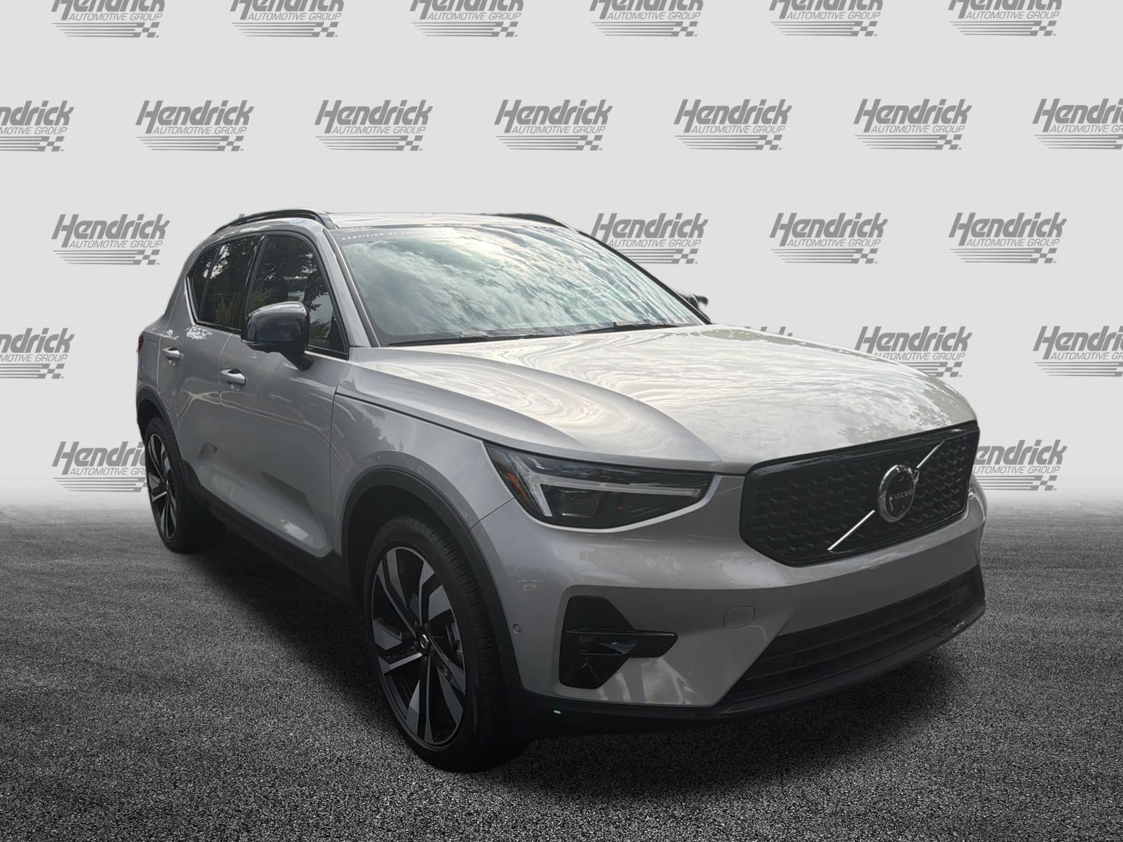 Certified 2025 Volvo XC40 B5 Ultra AWD/4WD image 2