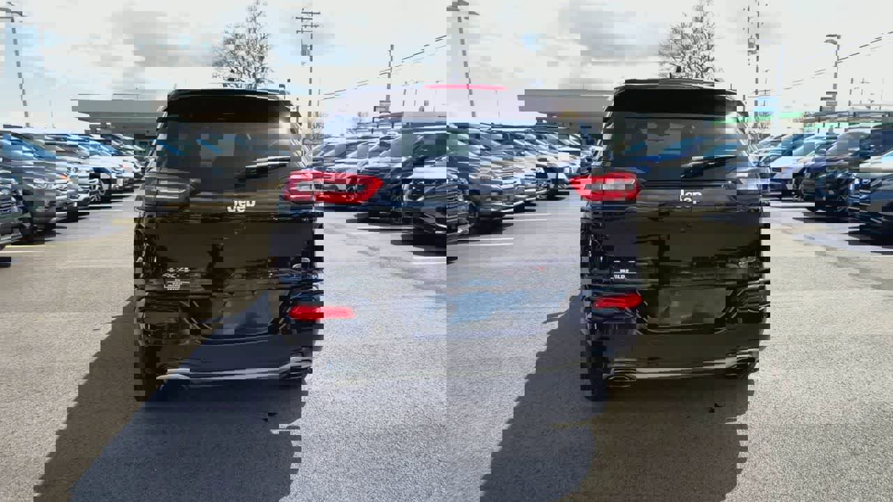 Used 2017 Jeep Cherokee Overland w/ Technology Group image 7