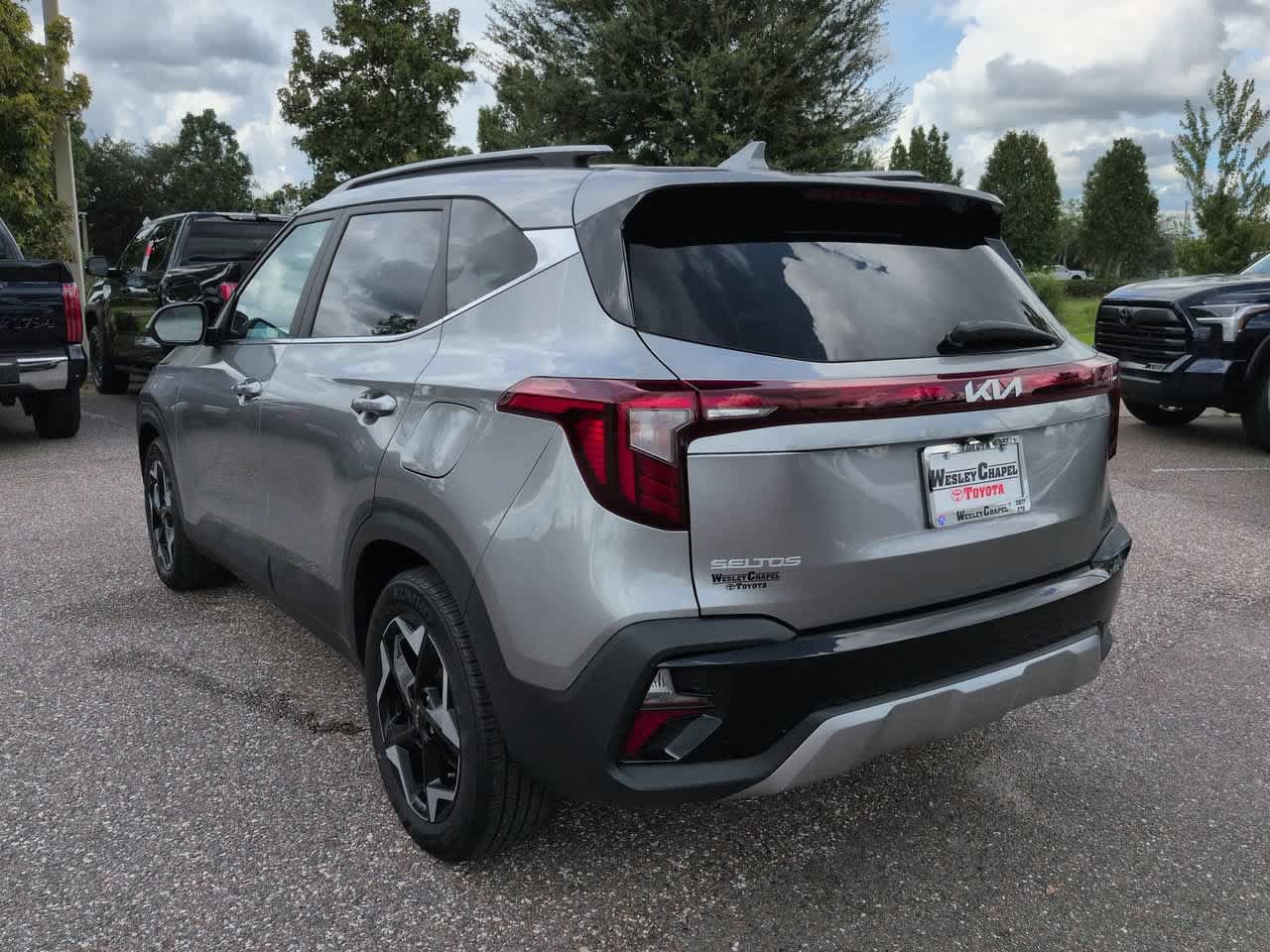 Used 2024 Kia Seltos EX FWD image 4