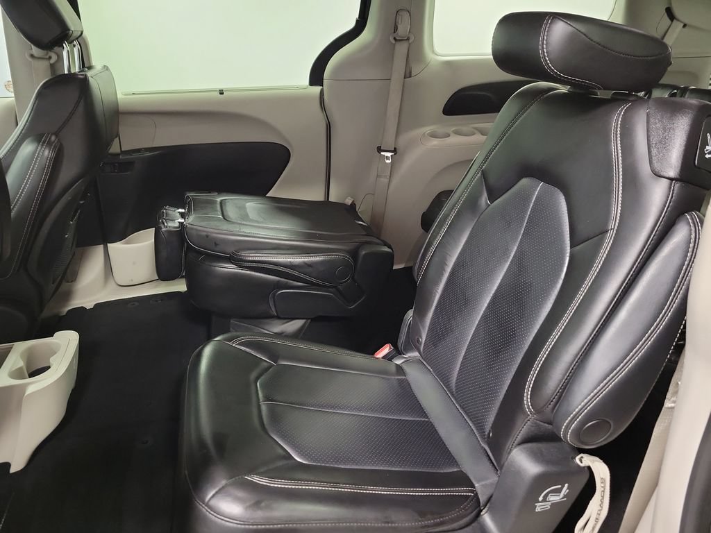 Used 2023 Chrysler Pacifica Touring-L FWD image 32