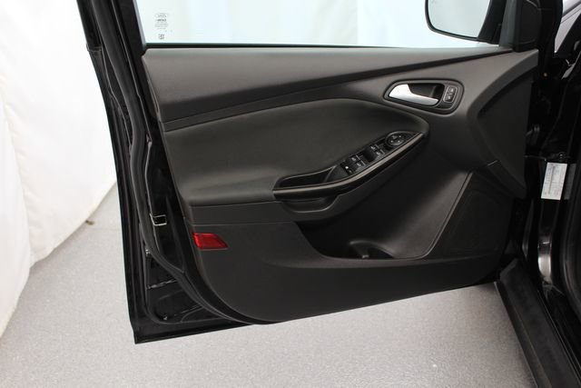 Used 2018 Ford Focus Titanium w/ Titanium Technology Package FWD image 14