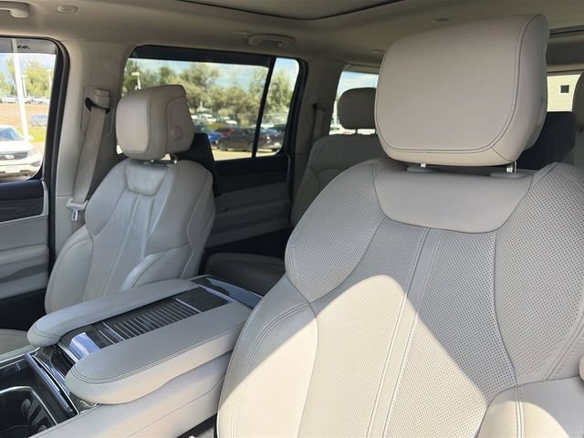 Used 2022 Jeep Wagoneer Series III w/ Premium Group I AWD/4WD image 20