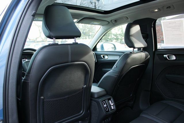 Used 2025 Volvo XC40 B5 Plus image 35