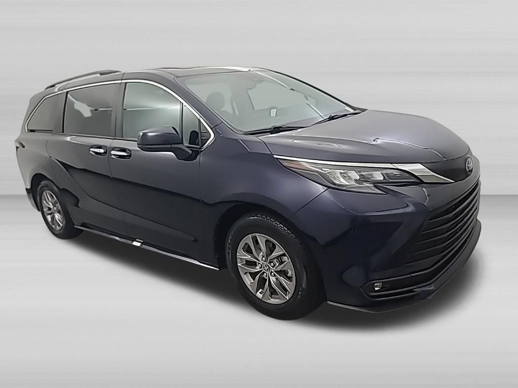 Used 2025 Toyota Sienna XLE FWD image 3