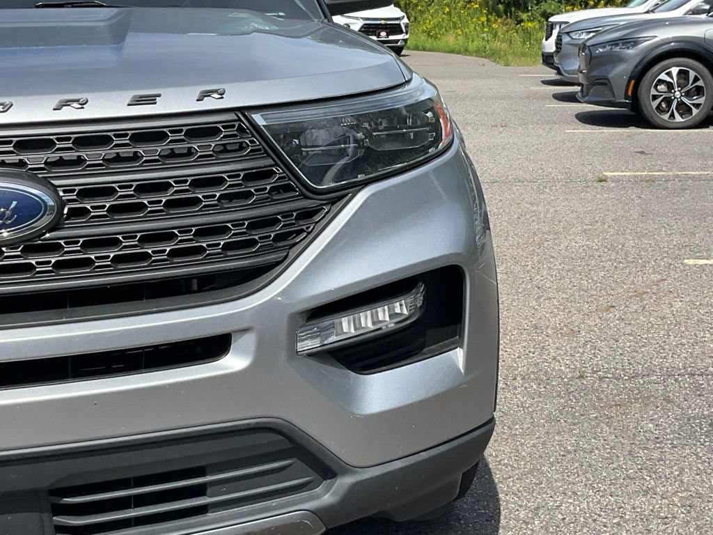 Used 2022 Ford Explorer XLT w/ Equipment Group 202A AWD/4WD image 2