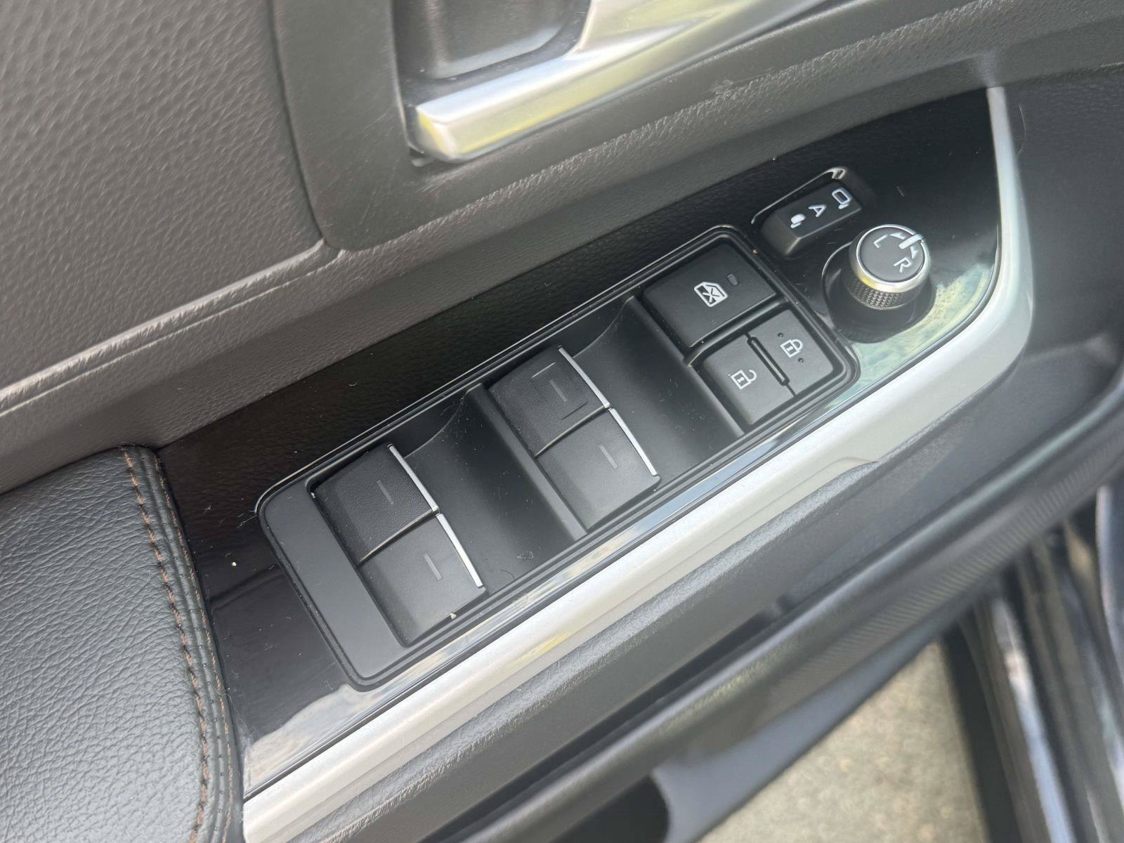 Certified 2025 Toyota Sienna Platinum FWD image 16