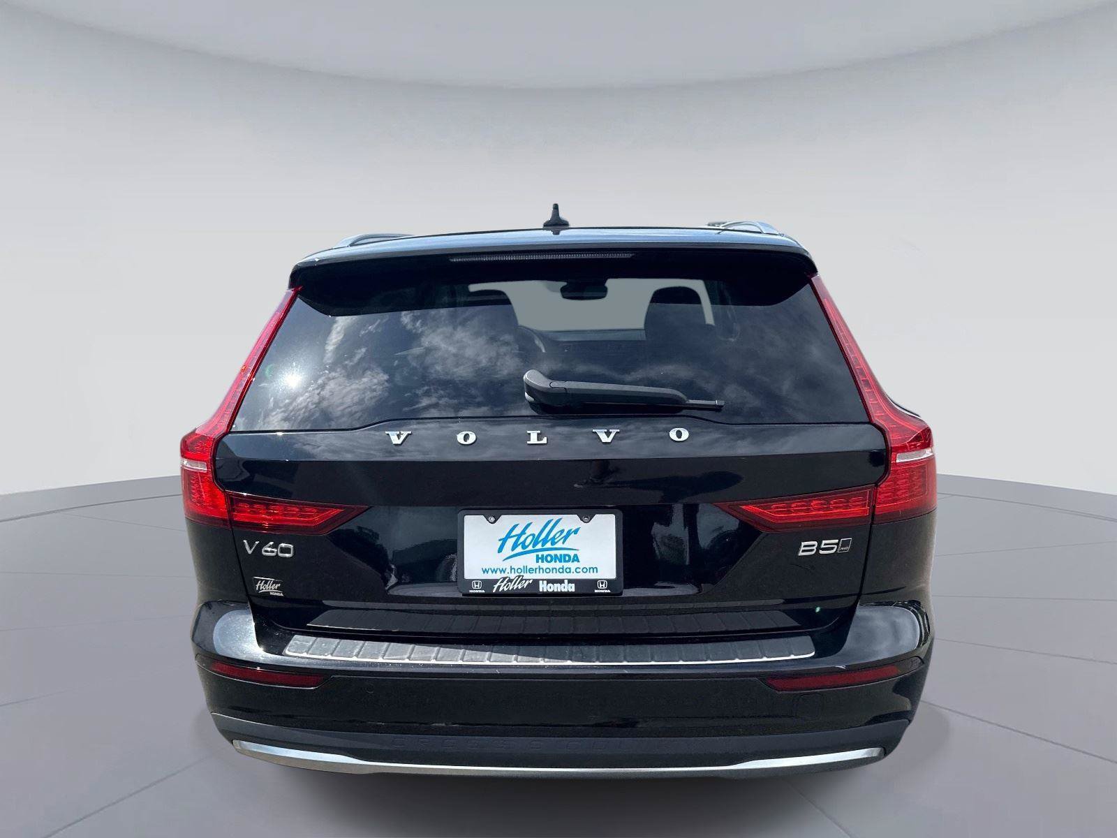 Used 2025 Volvo V60 B5 Cross Country Plus AWD/4WD image 5
