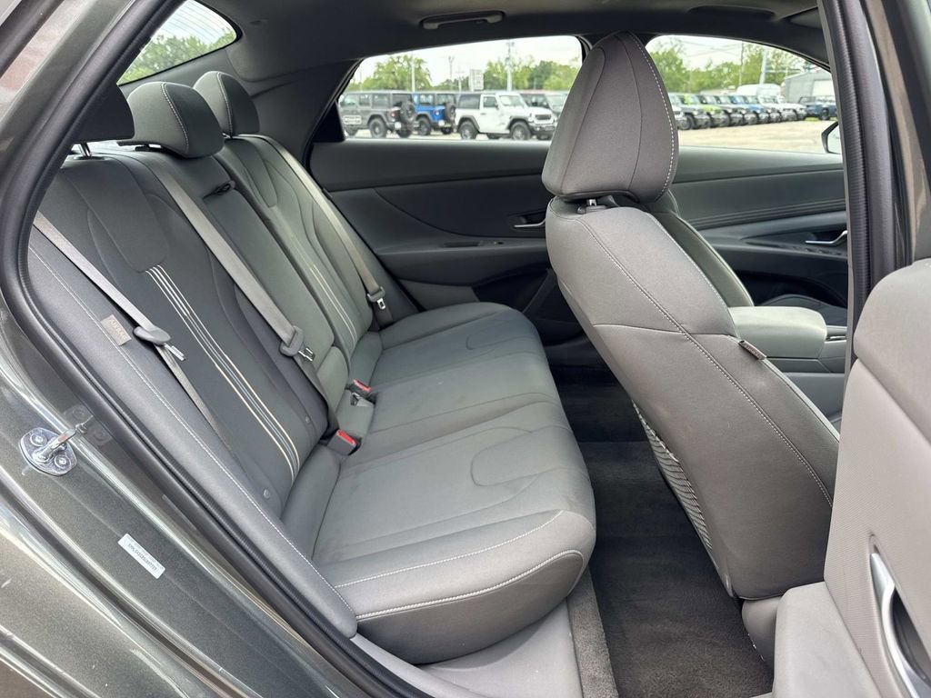 Used 2025 Hyundai Elantra SEL image 19