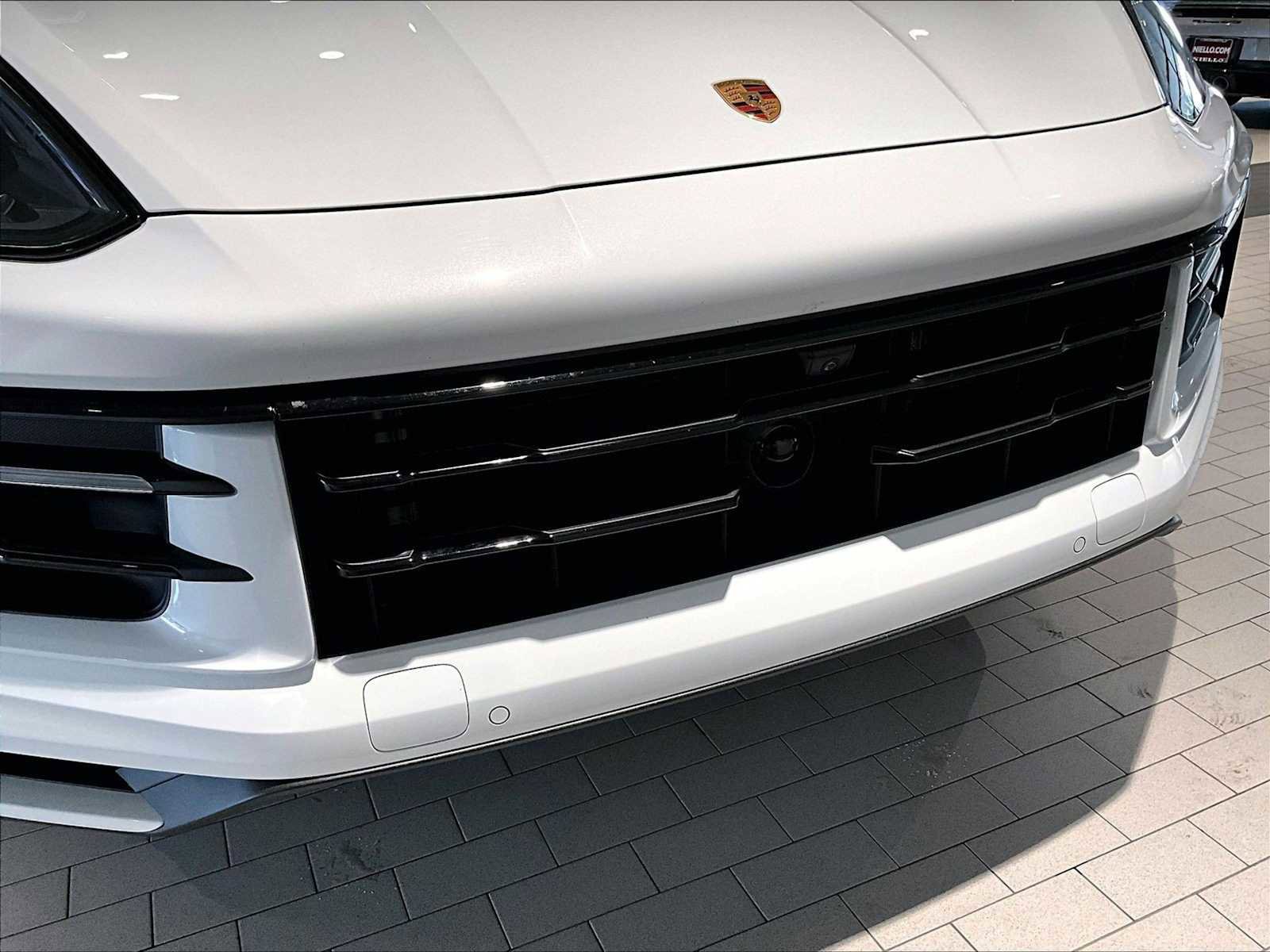 Used 2025 Porsche Cayenne image 33