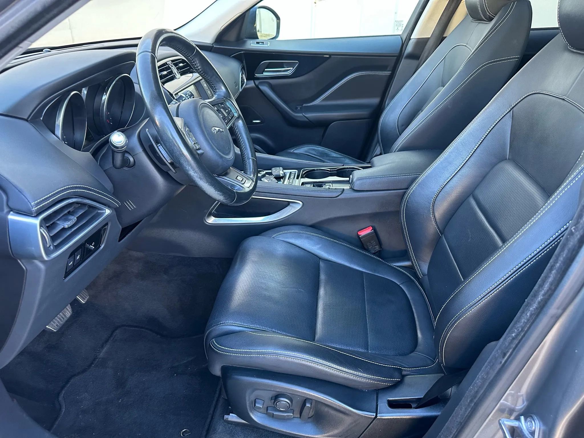 Used 2017 Jaguar F-PACE R-Sport image 15